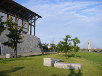 武道館を背にした石のモニュメント