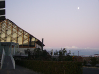早朝の月と武道館