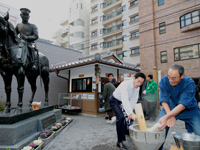 秋山好古生誕153年祭を記念して餅つきをしました・・最初に杵をもたれた中村県知事